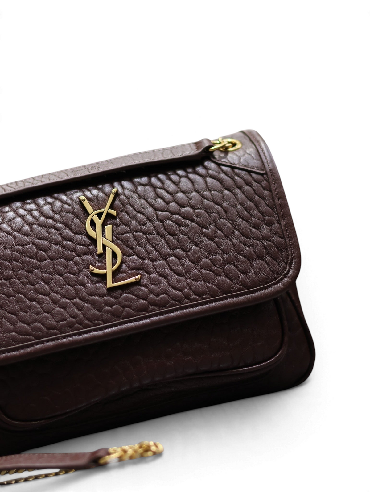 SWORD LUXURY kahverengi damarlı deri Niki çanta, ön kısmında altın tonlu ikonik YSL monogram logosu ile.