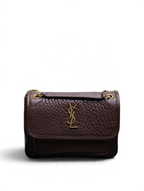 SWORD LUXURY kahverengi taneli deri YSL Niki çanta, altın tonlu monogram detaylı ve zincir askılı şık tasarım.