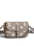 SWORD LUXURY Louis Vuitton Diane çanta, krem rengi Monogram Empreinte deri, altın tonlu toka ve işlemeli geniş askı.
