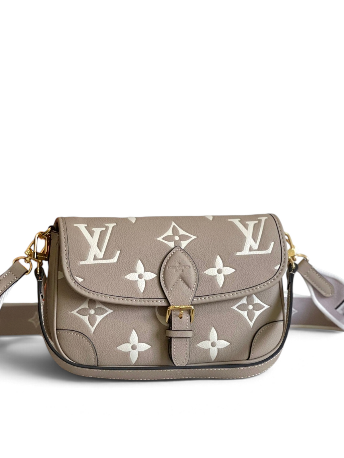 SWORD LUXURY Louis Vuitton Diane çanta, krem rengi Monogram Empreinte deri, altın tonlu toka ve işlemeli geniş askı.