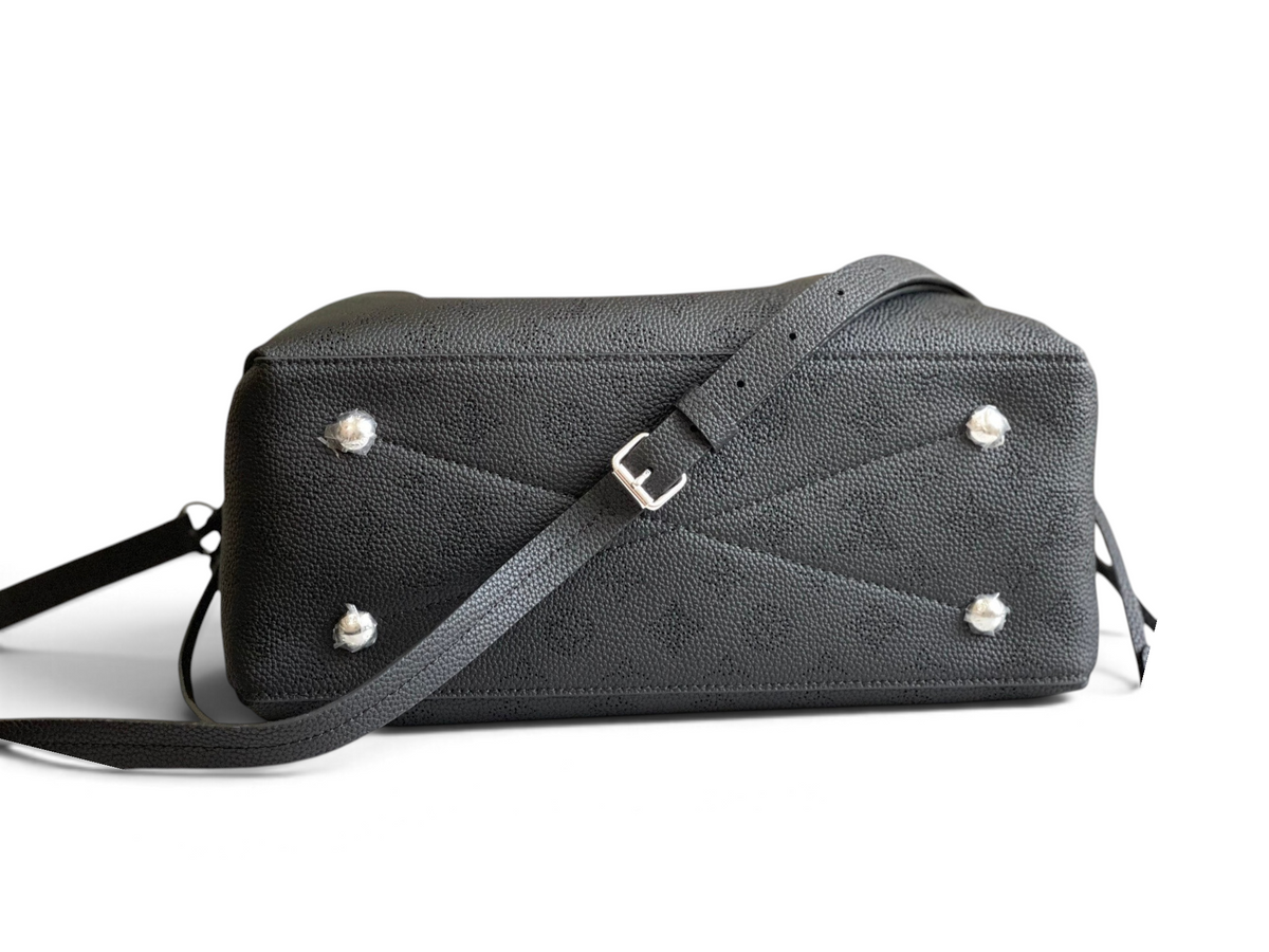 SWORD LUXURY Bella tote çanta, siyah damarlı deri detaylı, gümüş renkli metal ayaklı ve ayarlanabilir askılı alt görünüm