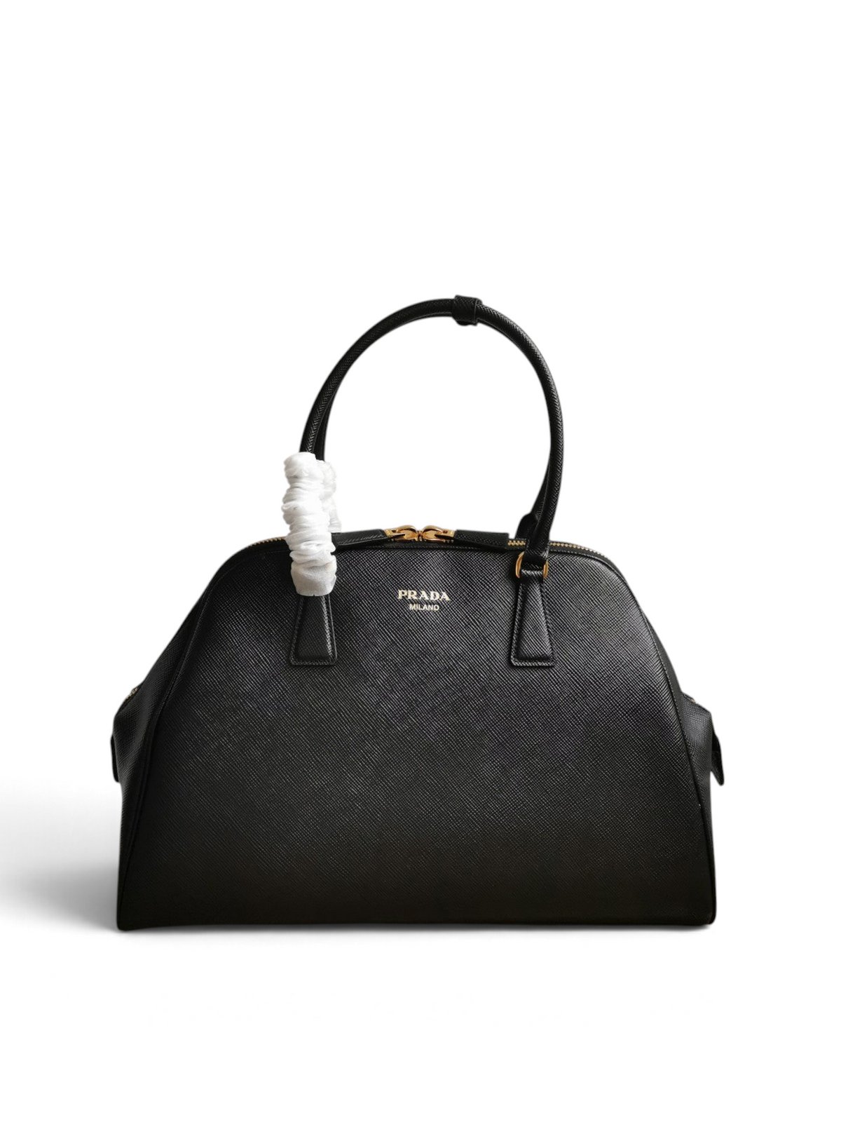 SWORD LUXURY Prada siyah Saffiano deri el çantası, altın tonlu donanım ve ikonik logo detaylı şık tasarım.