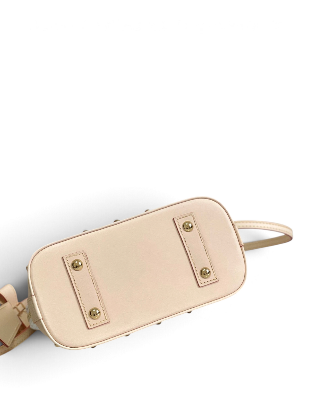 SWORD LUXURY Alma BB çanta, altın tonlu koruyucu taban çivileri ve bej deri detayları ile alt görünüm.