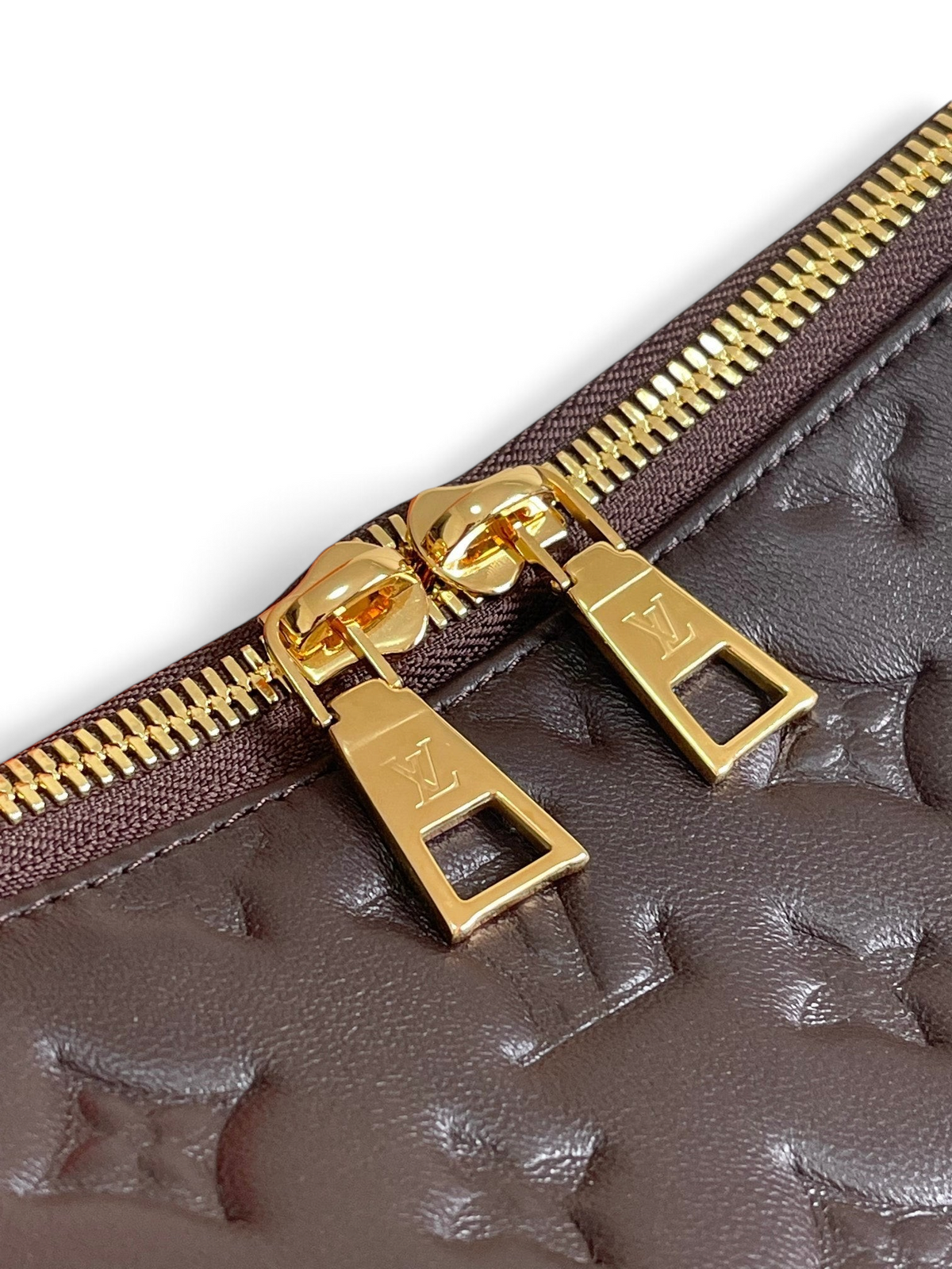 SWORD LUXURY Coussin Hobo MM çanta, kabartmalı çikolata kahvesi dana derisi ve altın tonlu fermuar detayları.