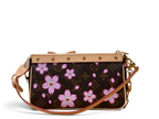 SWORD LUXURY Louis Vuitton x Takashi Murakami Pochette Accessoires çanta, kahverengi monogram kanvas ve pembe kiraz çiçeği desenli, altın tonlu perçin detaylı.