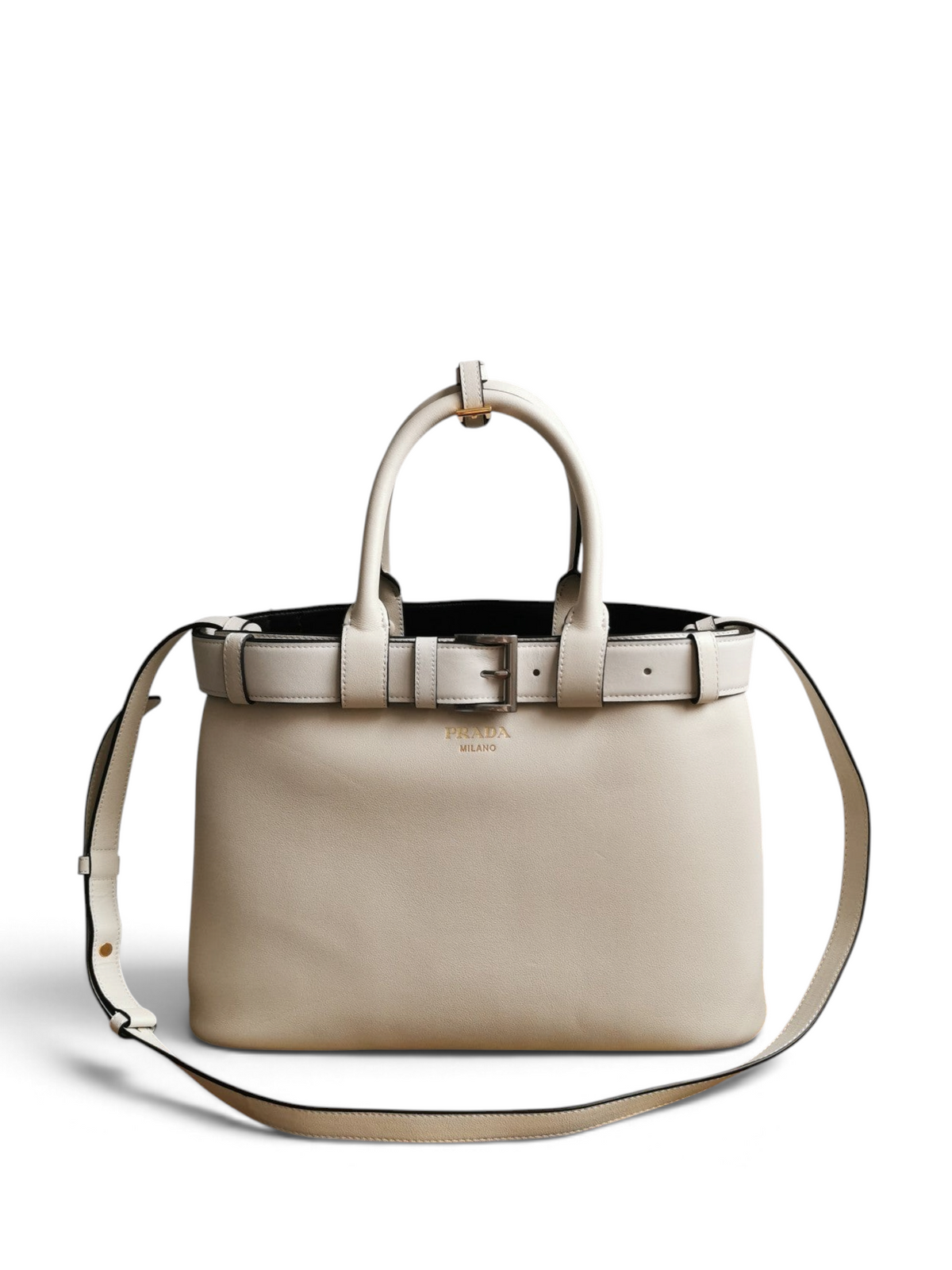 SWORD LUXURY Prada orta boy krem rengi deri tote çanta, gümüş tokalı kemer detaylı ve omuz askılı tasarım.