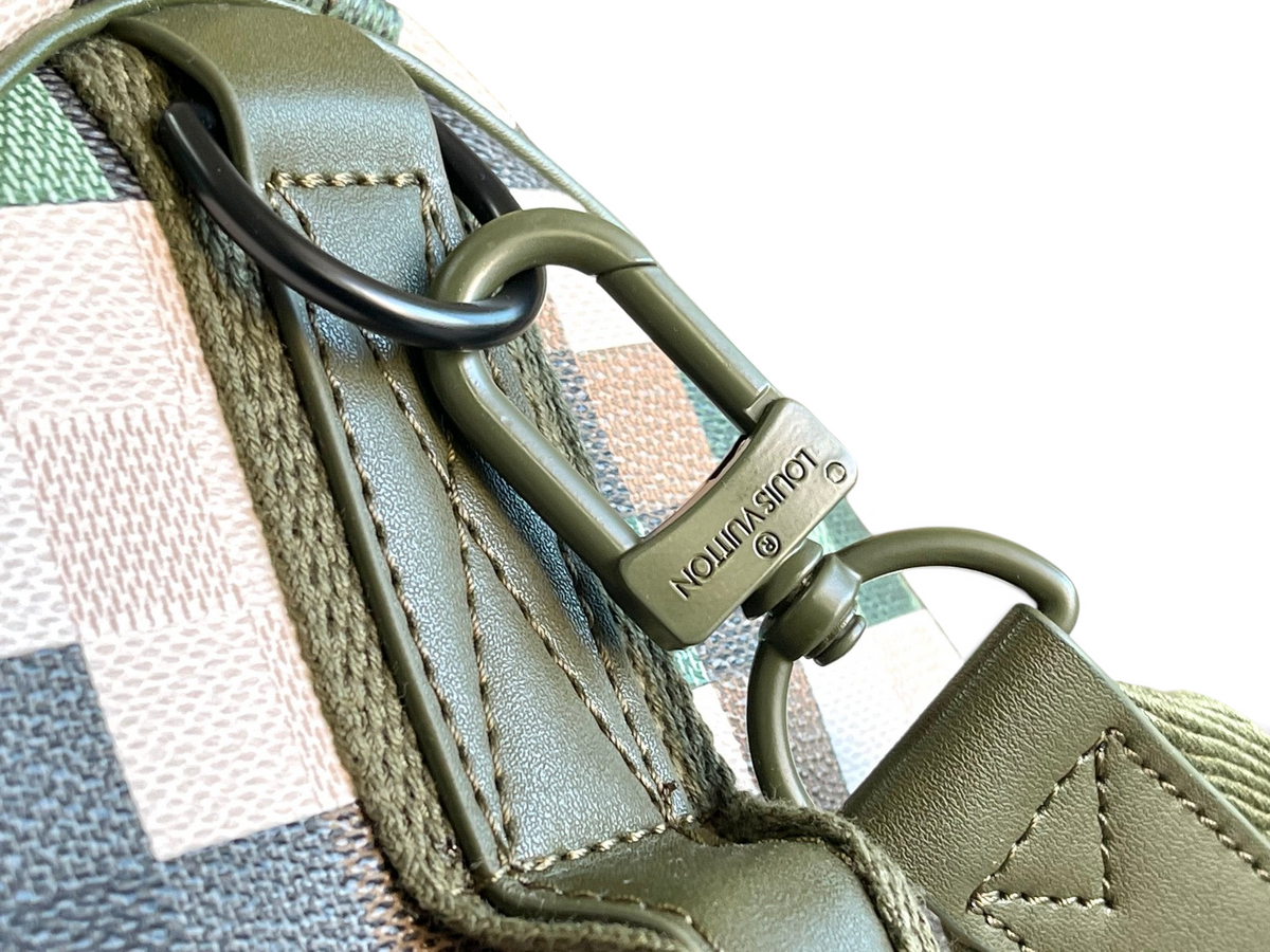 SWORD LUXURY Louis Vuitton Keepall 50 çanta detayında zeytin yeşili deri süslemeler ve mat donanım