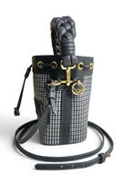SWORD LUXURY Fendi Mini Mon Tresor bucket çanta, siyah beyaz ekose desenli kumaş, deri detaylar ve altın donanım.