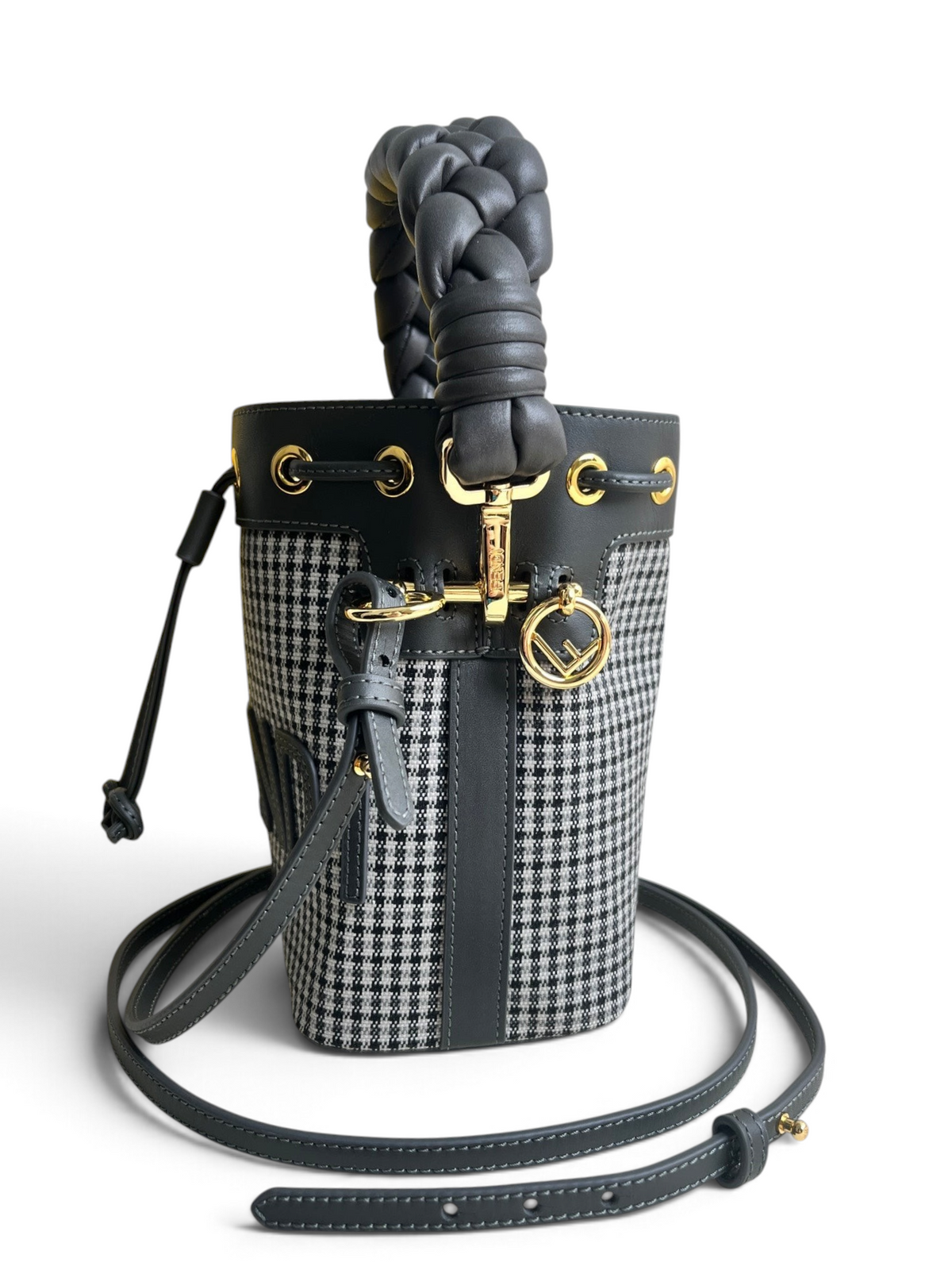 SWORD LUXURY Fendi Mini Mon Tresor bucket çanta, siyah beyaz ekose desenli kumaş, deri detaylar ve altın donanım.