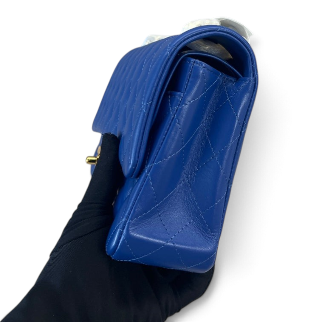 SWORD LUXURY marka, kapitone desenli, mavi kuzu derisi Chanel Classic Double Flap çanta yan görünümü