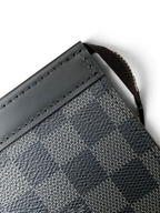 SWORD LUXURY Pochette Voyage erkek el çantası, siyah ve gri damier graphite kanvas detaylı, kaliteli dikişli tasarım.