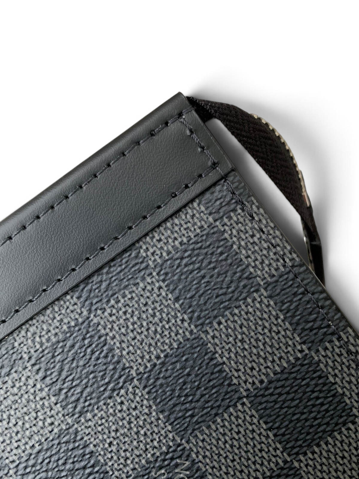 SWORD LUXURY Pochette Voyage erkek el çantası, siyah ve gri damier graphite kanvas detaylı, kaliteli dikişli tasarım.