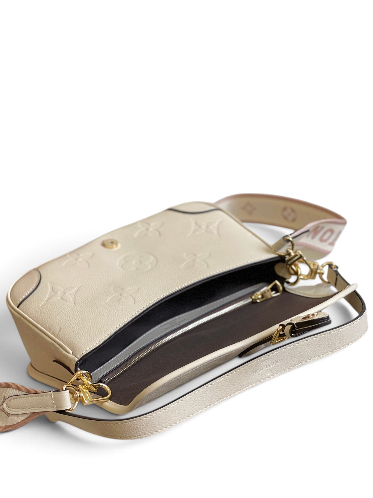 SWORD LUXURY krem rengi Monogram Empreinte deri Louis Vuitton Diane çanta, altın tonlu donanım ve geniş askı detaylı