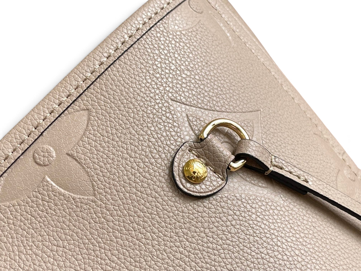 SWORD LUXURY krem rengi, monogram desenli, altın tonlu donanıma sahip deri tote çanta detayı.