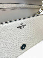 SWORD LUXURY Valentino Garavani VLogo imzalı beyaz Ayers deri çanta, iç detayları ve manyetik kapama mekanizması.