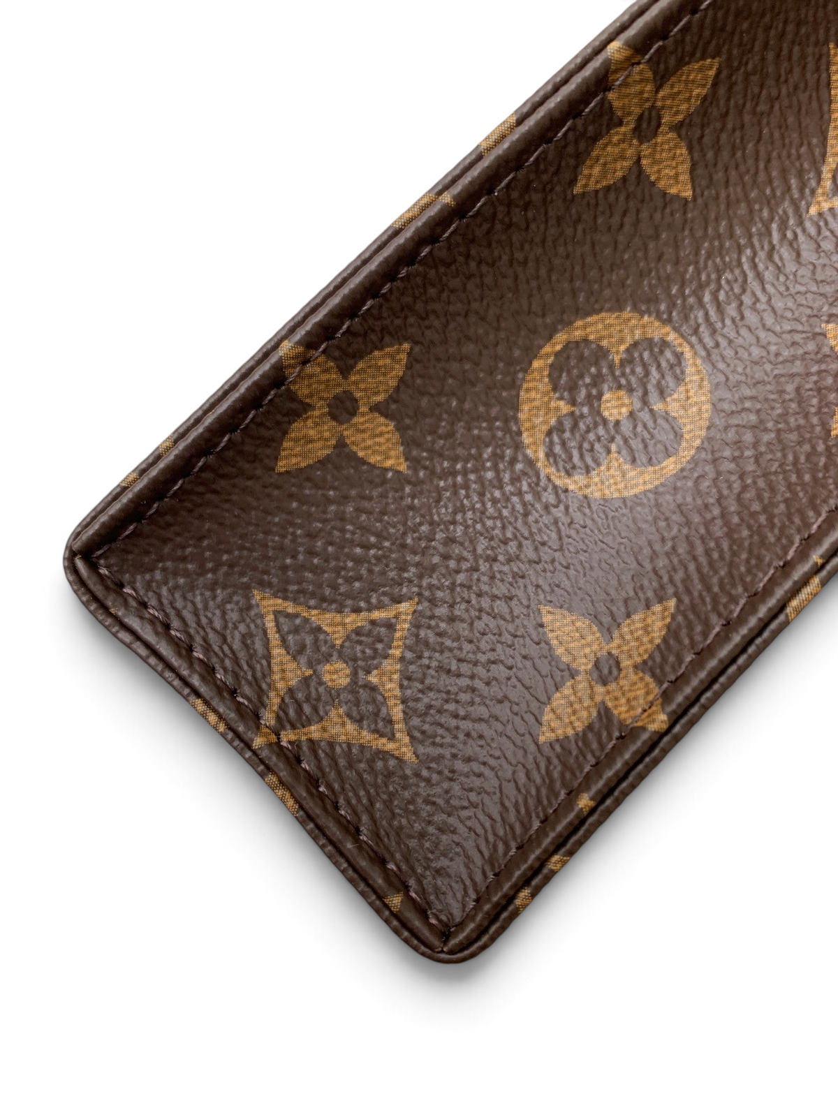 SWORD LUXURY Toiletry Pouch 26, ikonik kahverengi monogram kanvas desenli, dayanıklı ve şık makyaj çantası detayı.