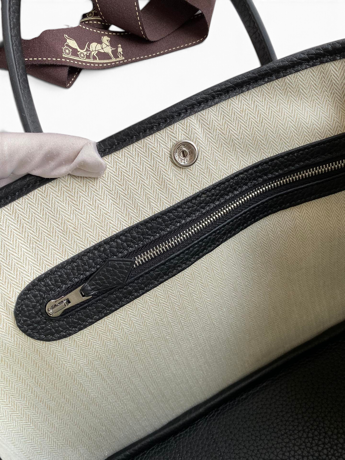 SWORD LUXURY Hermès Garden Party 30 çanta iç detayı, krem rengi kanvas astar, siyah deri detaylar ve fermuarlı cep.