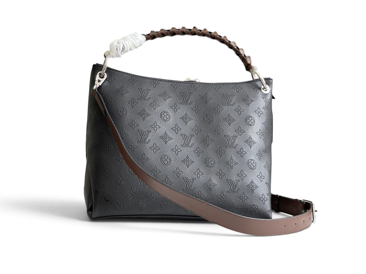 SWORD LUXURY Beaubourg Hobo MM çanta, siyah delikli Mahina deri, örgülü sap ve ayarlanabilir omuz askısı ile.