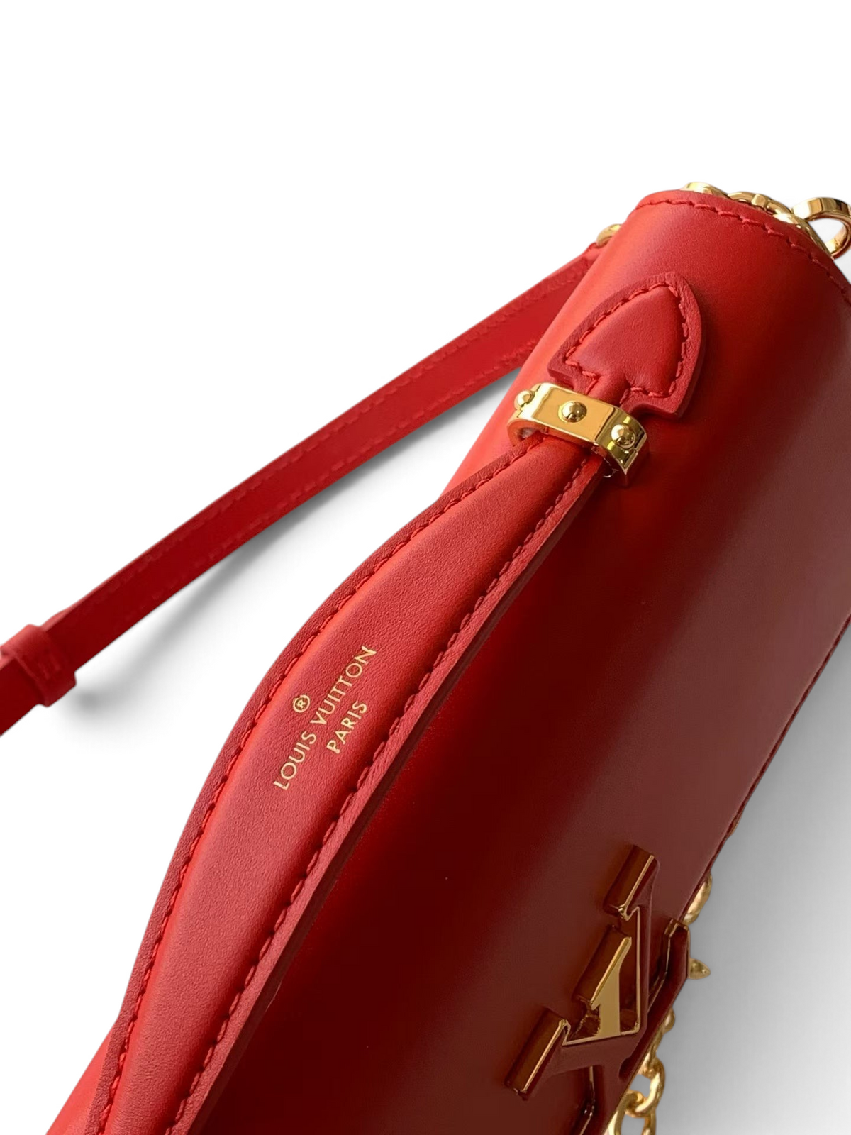 SWORD LUXURY kırmızı deri Capucines tarzı zincirli cüzdan çanta, altın tonlu donanım ve zarif dikiş detayları.
