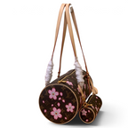 SWORD LUXURY Louis Vuitton x Murakami Papillon çanta, ikonik monogram kanvas ve pembe kiraz çiçeği desenli silindir tasarım.