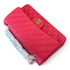 SWORD LUXURY imzalı, elmas kapitone desenli, canlı pembe caviar deri Chanel Classic Double Flap çanta.