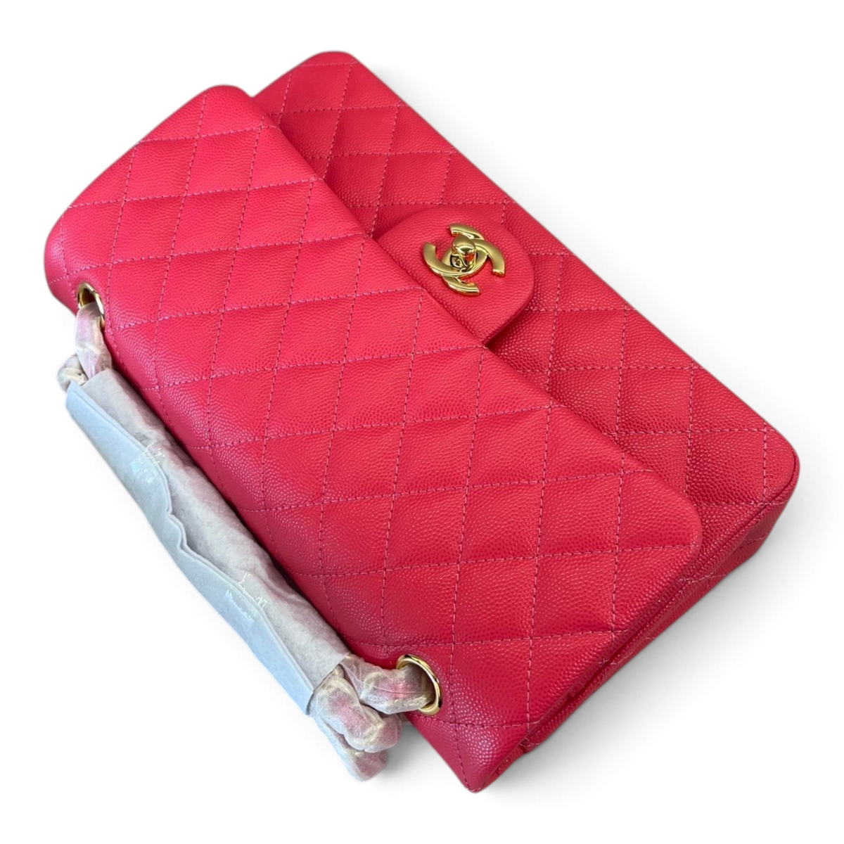 SWORD LUXURY imzalı, elmas kapitone desenli, canlı pembe caviar deri Chanel Classic Double Flap çanta.
