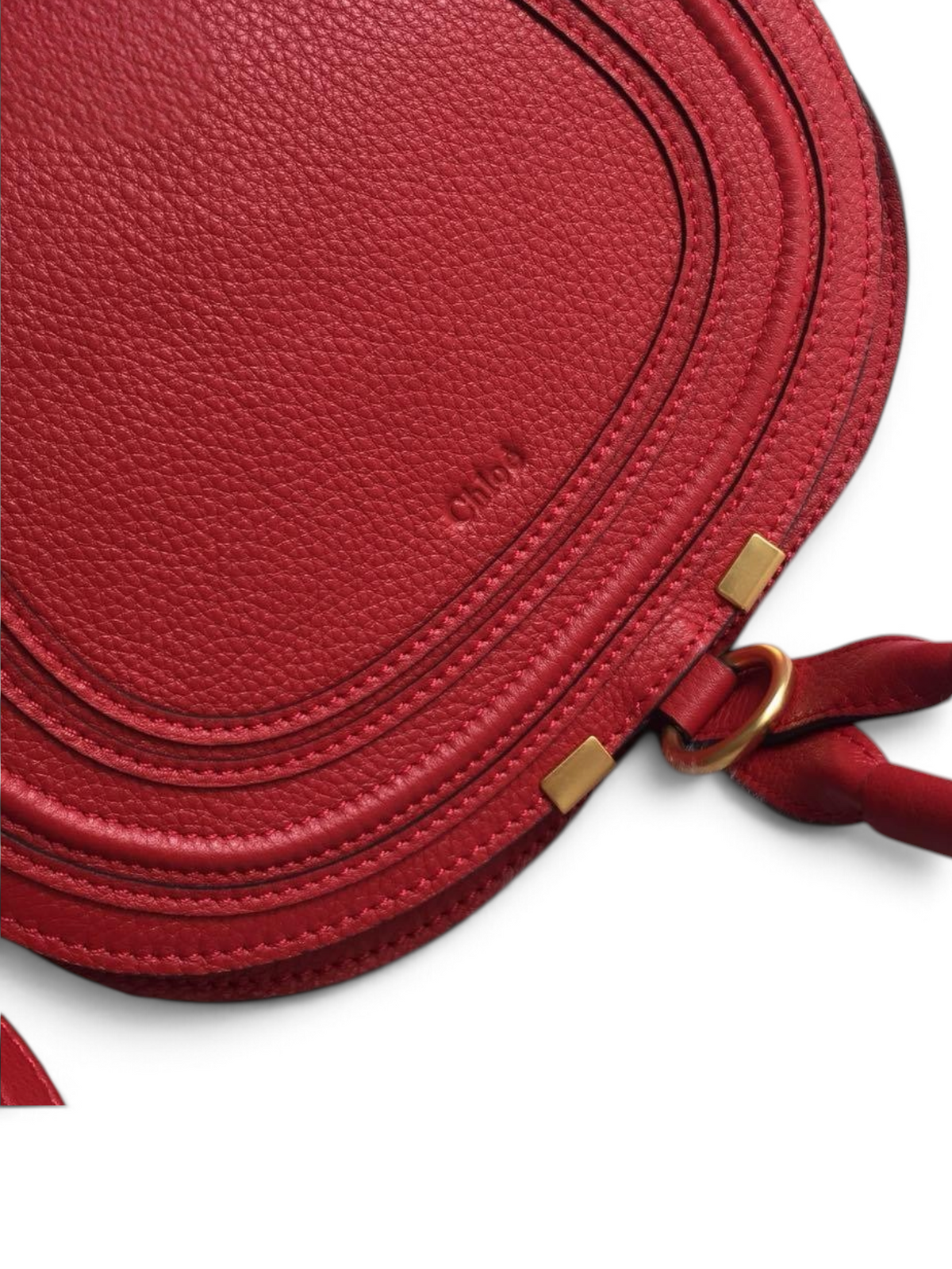 SWORD LUXURY Chloé Marcie kırmızı damarlı deri omuz çantası, altın tonlu donanım ve ikonik dikiş detayları ile.