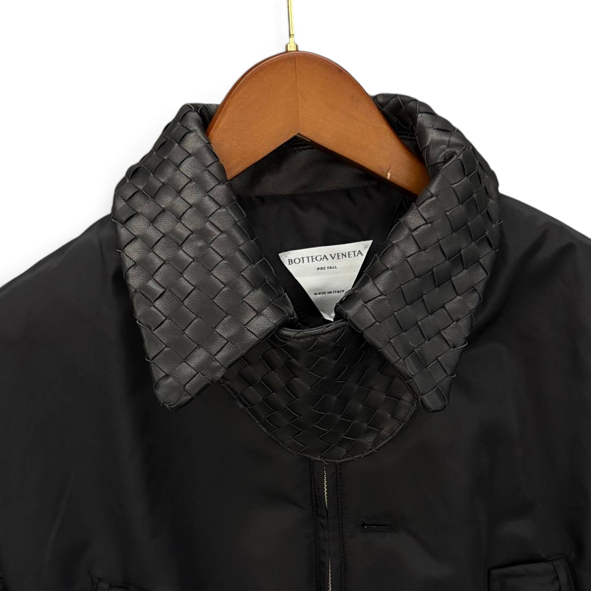 SWORD LUXURY siyah naylon bomber ceket, örgü deri detaylı yaka tasarımı ile