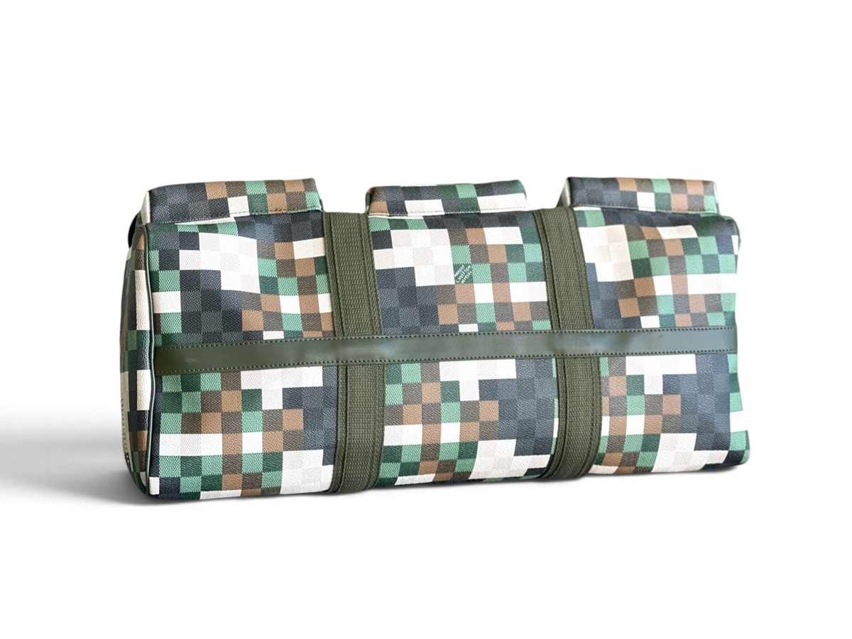SWORD LUXURY Louis Vuitton Keepall Bandoulière 50 çanta, yeşil, kahverengi ve beyaz tonlarında piksel kamuflaj desenli.