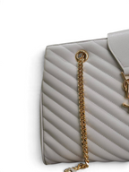 SWORD LUXURY gri renkli, kapitone desenli ve altın zincir askılı, şık deri omuz çantası detayı.