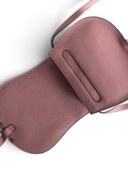 SWORD LUXURY Chloé Marcie pembe damarlı deri omuz çantası, açık kapaklı ve altın tonlu metal detaylı görünüm.