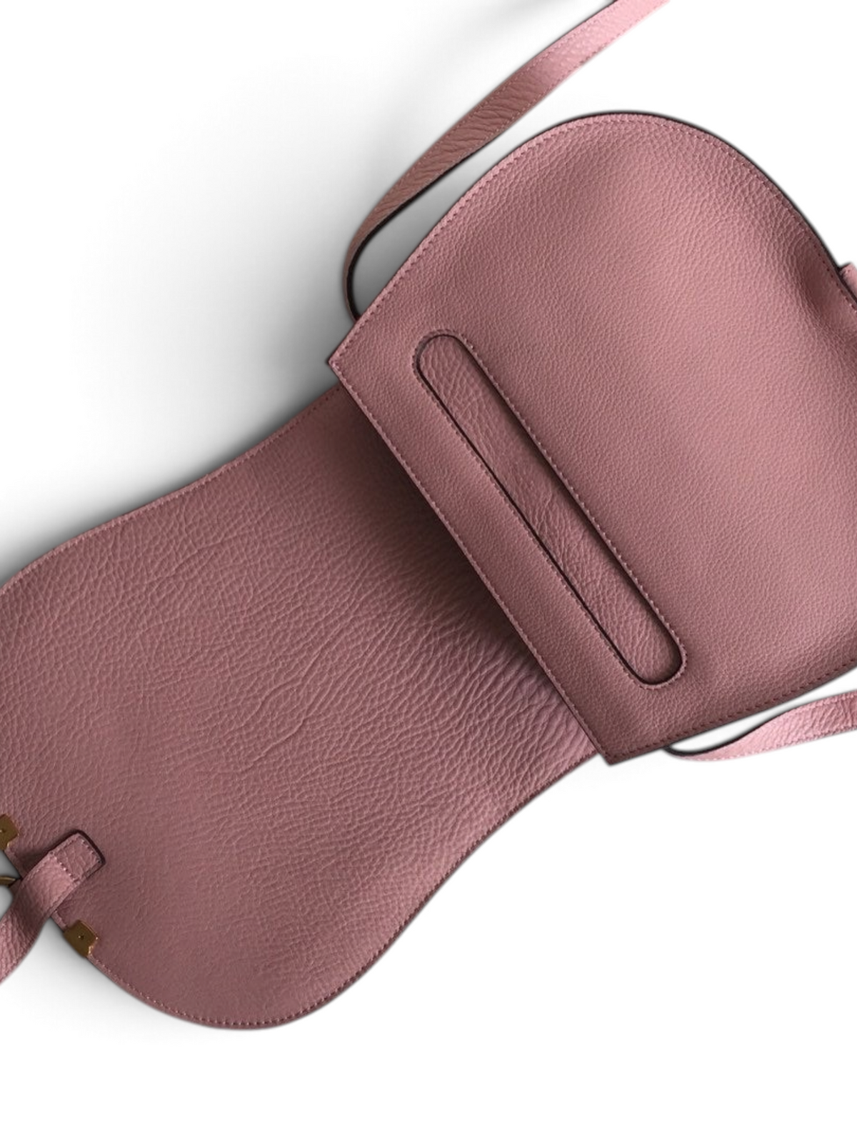 SWORD LUXURY Chloé Marcie pembe damarlı deri omuz çantası, açık kapaklı ve altın tonlu metal detaylı görünüm.