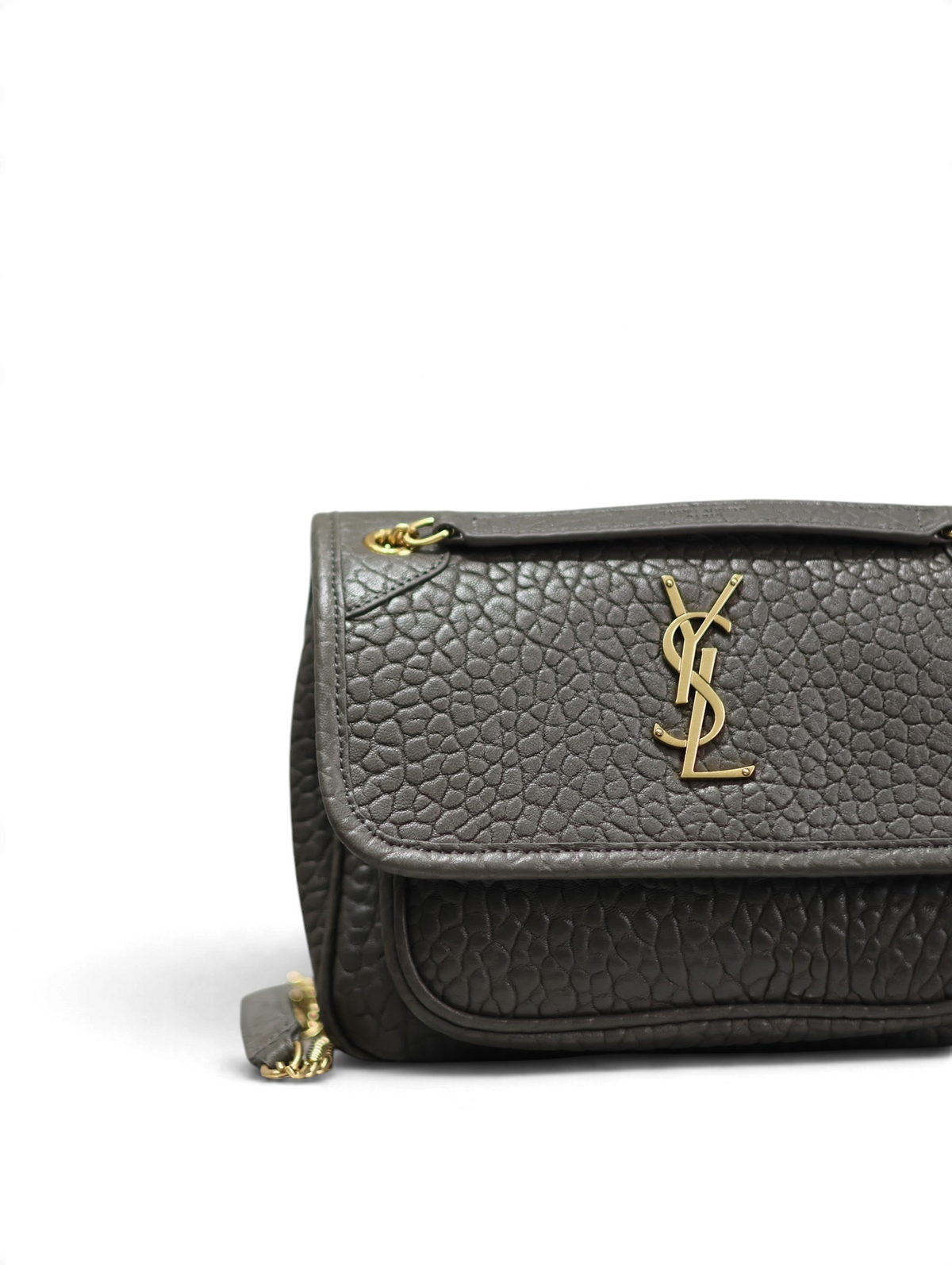 SWORD LUXURY Niki orta boy gri damarlı deri çanta, altın tonlu ikonik YSL monogram detaylı ve zincir askılı.