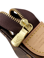 SWORD LUXURY Toiletry Pouch 26, kahverengi monogram kanvas, altın fermuar detaylı ve deri çekme uçlu lüks makyaj çantası.