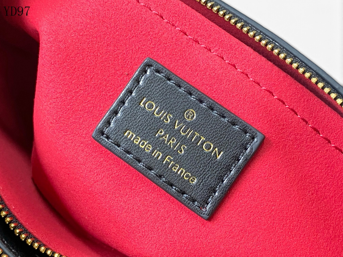 SWORD LUXURY Louis Vuitton Pochette Accessoires çanta iç kısmındaki altın rengi kabartmalı deri marka etiketi