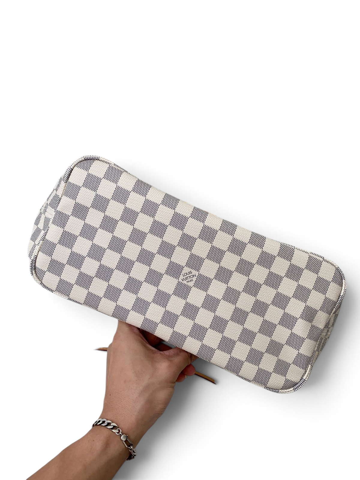 SWORD LUXURY Neverfull MM çanta, Damier Azur kanvas desenli, krem ve gri kareli, deri detaylı taban görünümü.