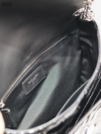 SWORD LUXURY Saint Laurent Niki orta boy siyah rugan omuz çantasının fermuarlı iç bölmesi ve kumaş astarı