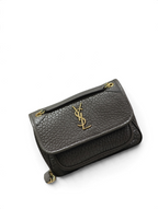 SWORD LUXURY Niki orta boy siyah damarlı deri çanta, altın tonlu YSL monogram detaylı ve zincir askılı satchel.