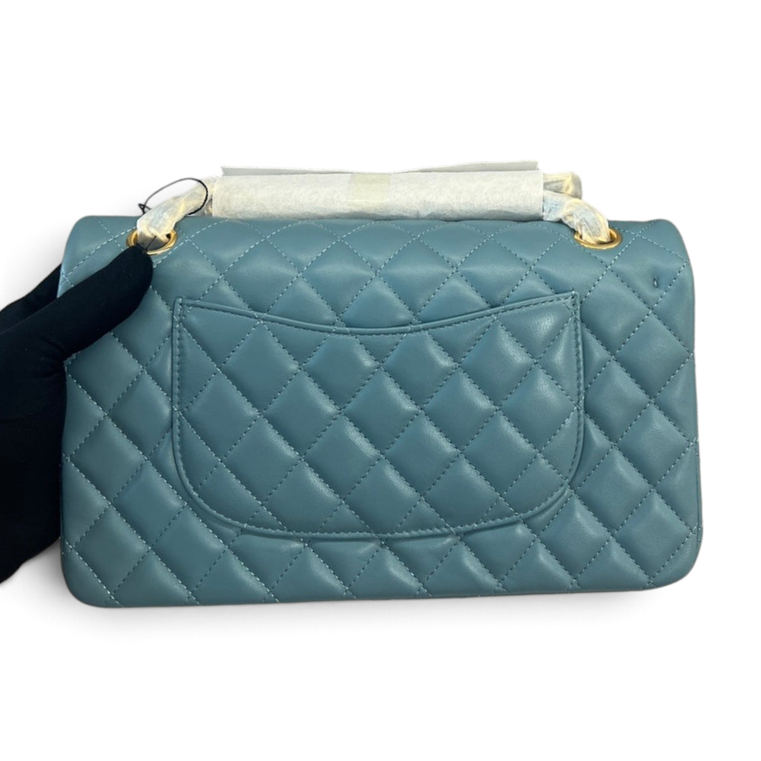 SWORD LUXURY marka, kapitone desenli, mavi kuzu derisi Chanel Classic Double Flap çanta arka görünümü.