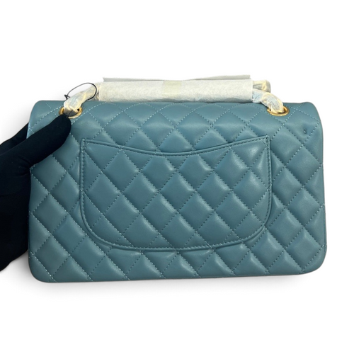 SWORD LUXURY marka, kapitone desenli, mavi kuzu derisi Chanel Classic Double Flap çanta arka görünümü.