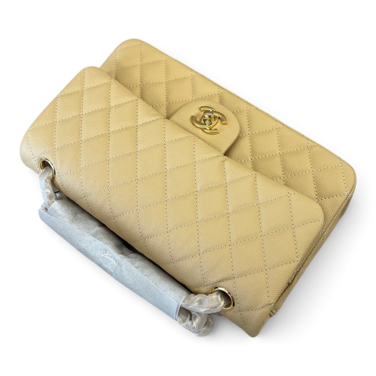 SWORD LUXURY bej renkli, kapitone desenli, caviar deri Chanel Classic Double Flap çanta, altın tonlu CC kilitli.