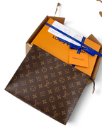 SWORD LUXURY imzalı, ikonik kahverengi monogram kanvas desenli, şık fermuarlı Toiletry Pouch 26 makyaj çantası seti.