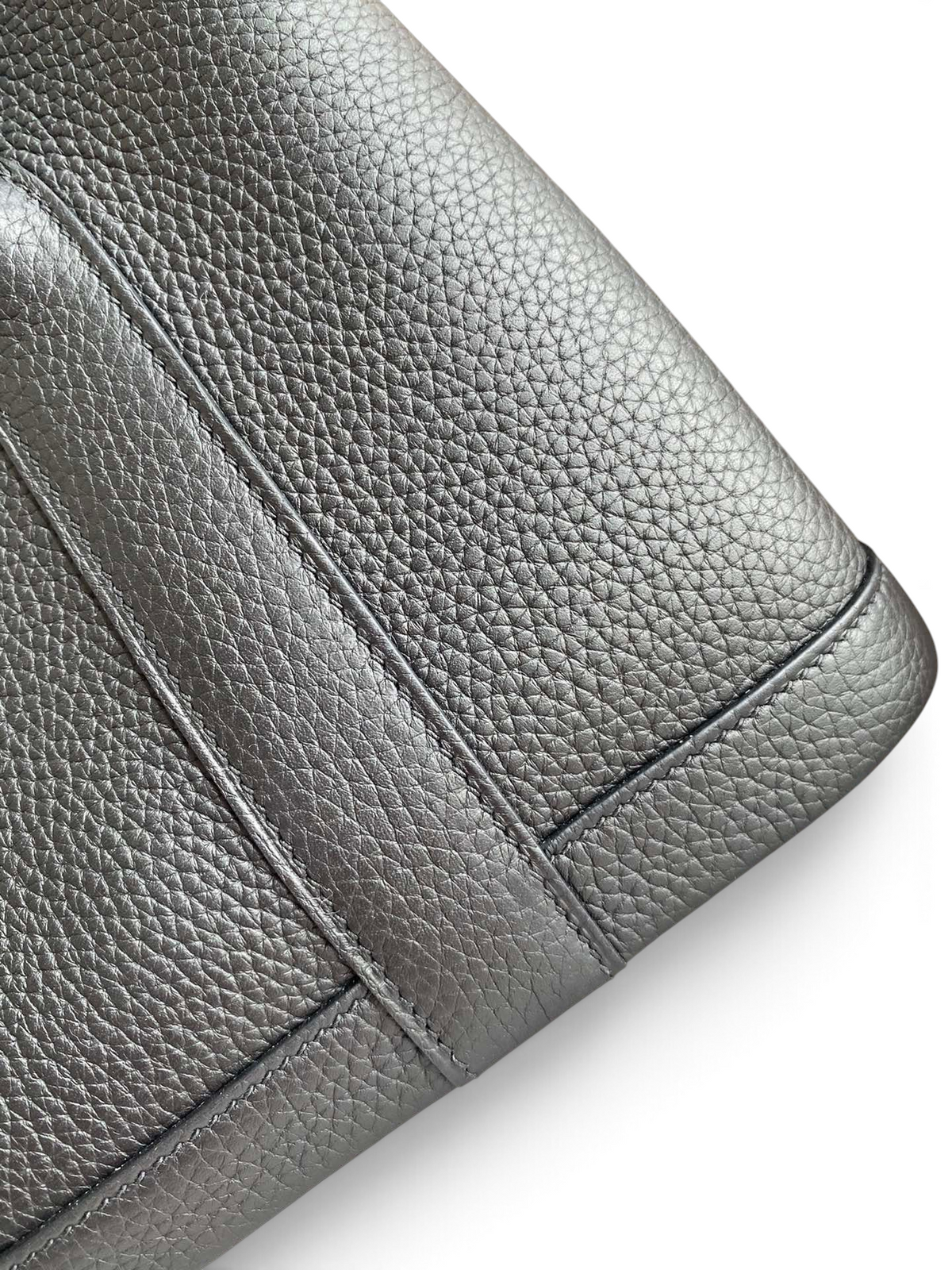 SWORD LUXURY Hermès Garden Party 30 çanta detayında siyah damarlı deri dokusu ve hassas dikişler