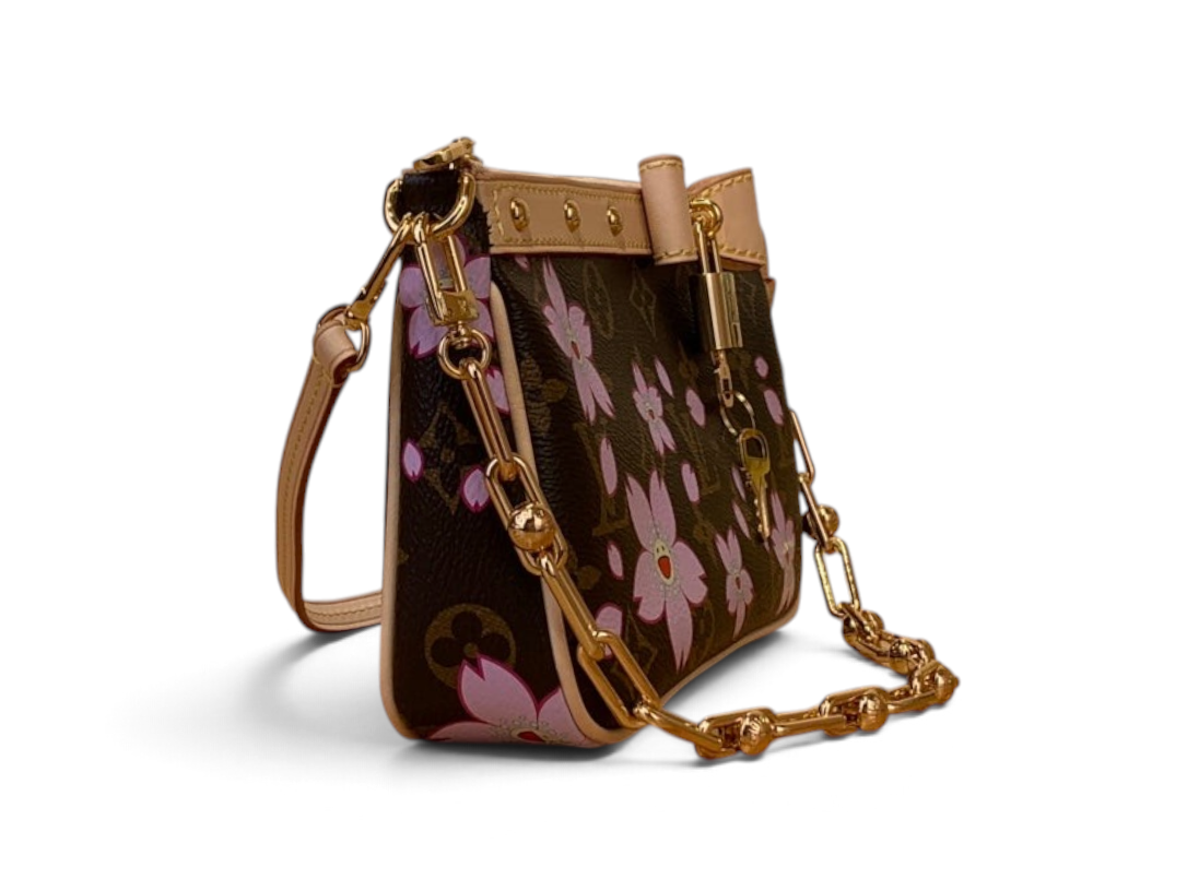 SWORD LUXURY Louis Vuitton x Takashi Murakami Pochette Accessoires çanta, kahverengi monogram kanvas ve pembe kiraz çiçeği desenli, altın tonlu zincir detaylı.