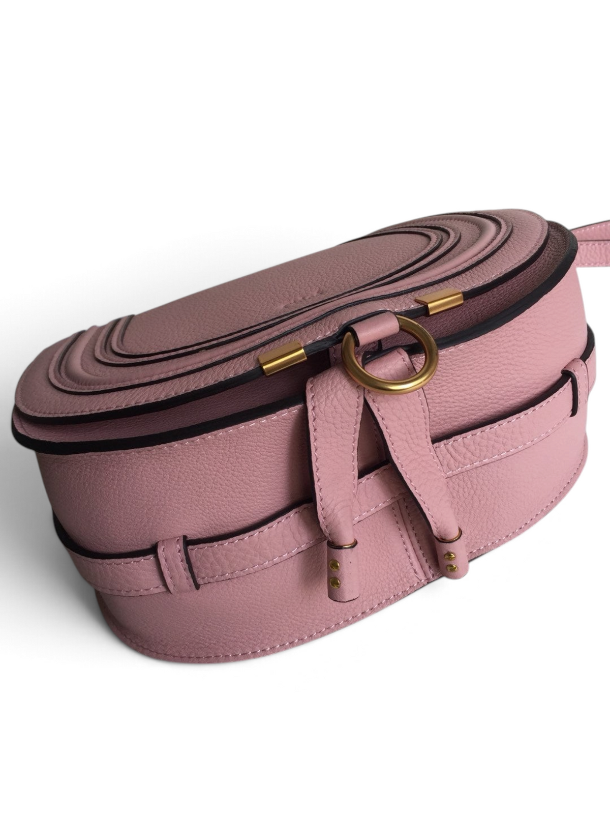 SWORD LUXURY Chloé Marcie pembe damarlı deri omuz çantası, altın tonlu donanım ve ikonik kavisli kapak detaylı.