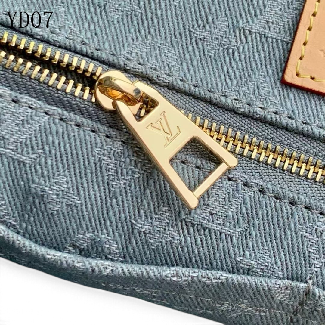 SWORD LUXURY Monogram Denim OnTheGo MM çanta üzerinde altın tonlu fermuar detayı ve gri monogram desenli denim kumaş.