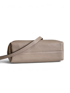 SWORD LUXURY taupe rengi Monogram Empreinte deri Bundle çanta, alt görünüm ve ayarlanabilir omuz askısı detayı.