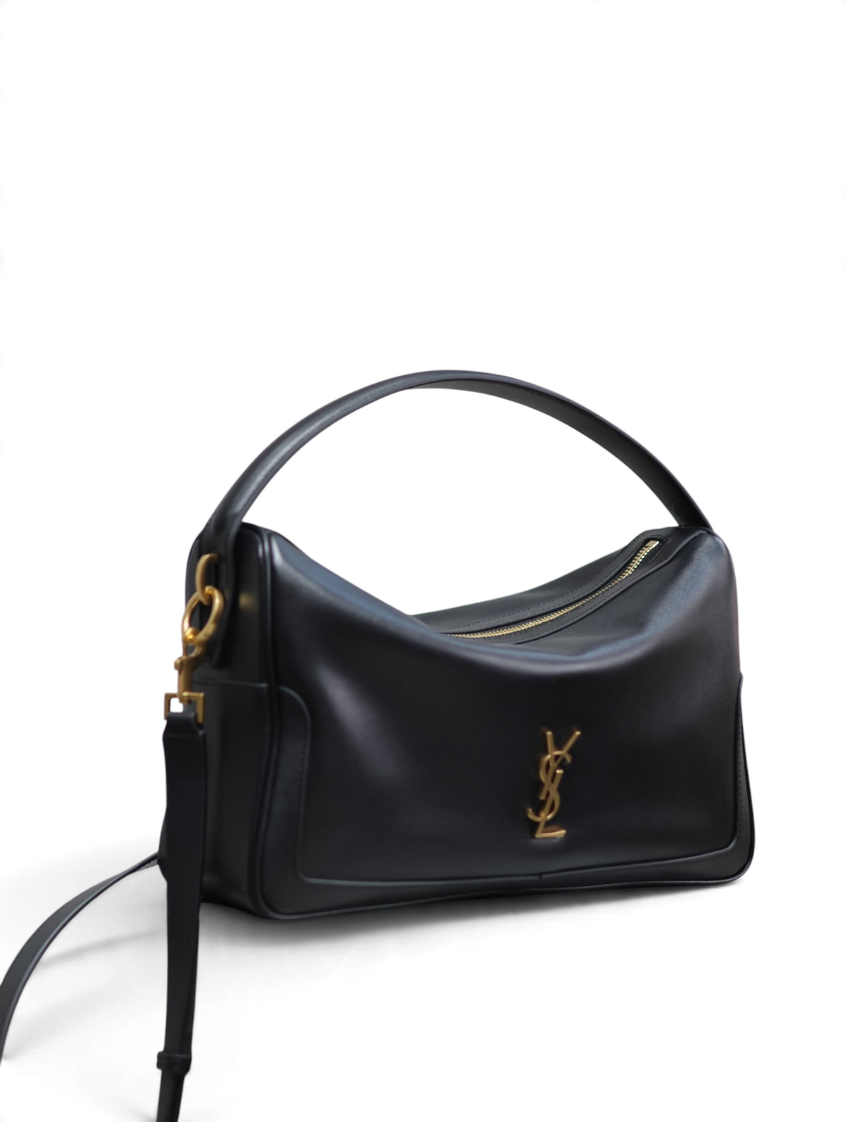 SWORD LUXURY Voltaire siyah deri el çantası, altın renkli YSL monogram detaylı ve yapılandırılmış silüetli.