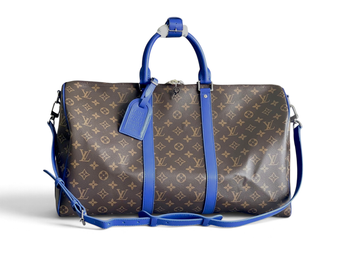 SWORD LUXURY Louis Vuitton Keepall 50 seyahat çantası, ikonik monogram kanvas ve canlı mavi deri detaylara sahip.