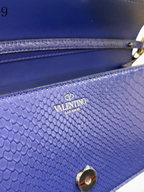 SWORD LUXURY Valentino Garavani VLogo Signature çanta, dokulu mavi Ayers deri ve metalik logo detaylı